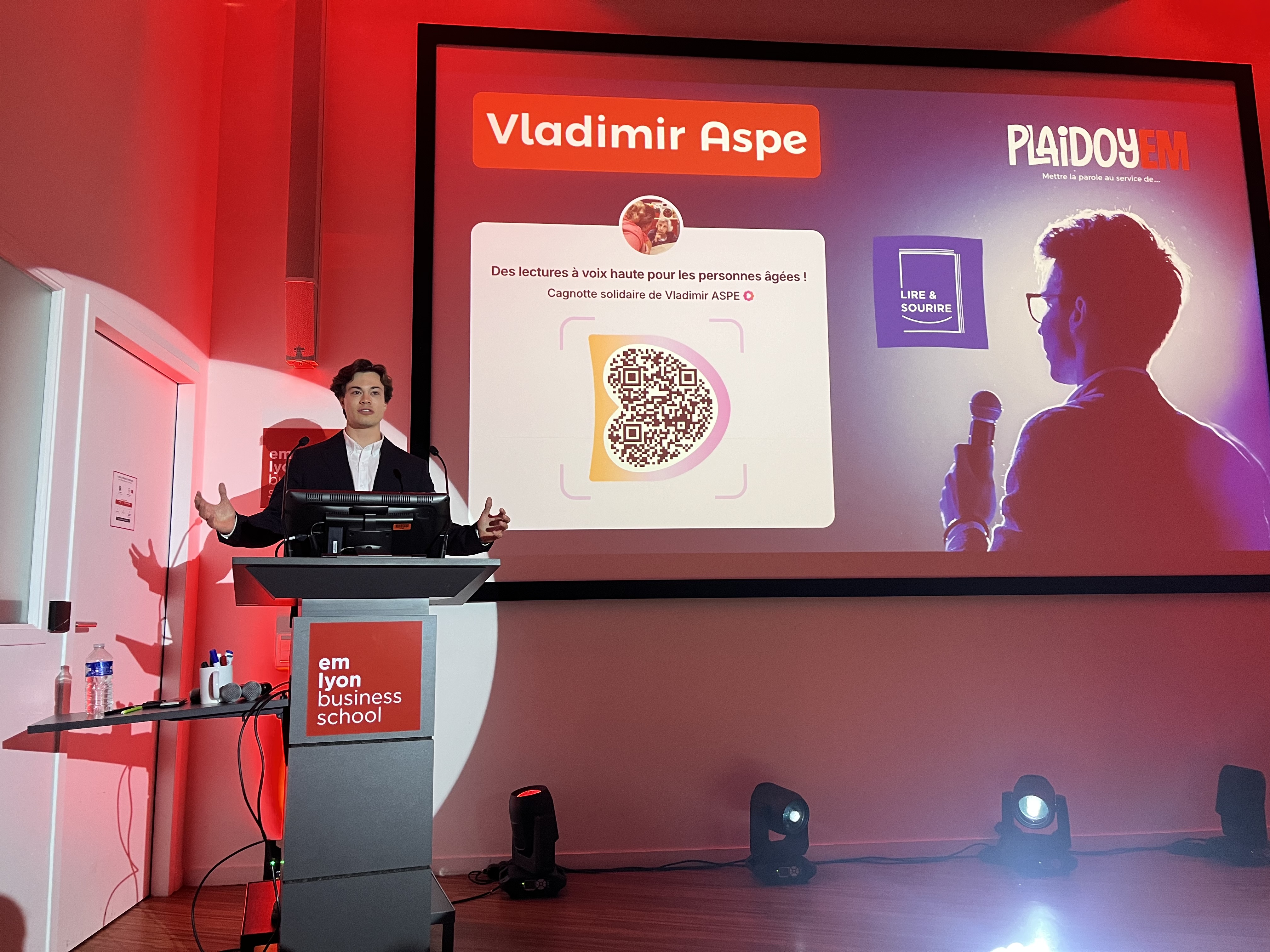 Plaidoirie ed Vladimir Aspe au concours d'éloquence Plaidoyem pour Lire et Sourire