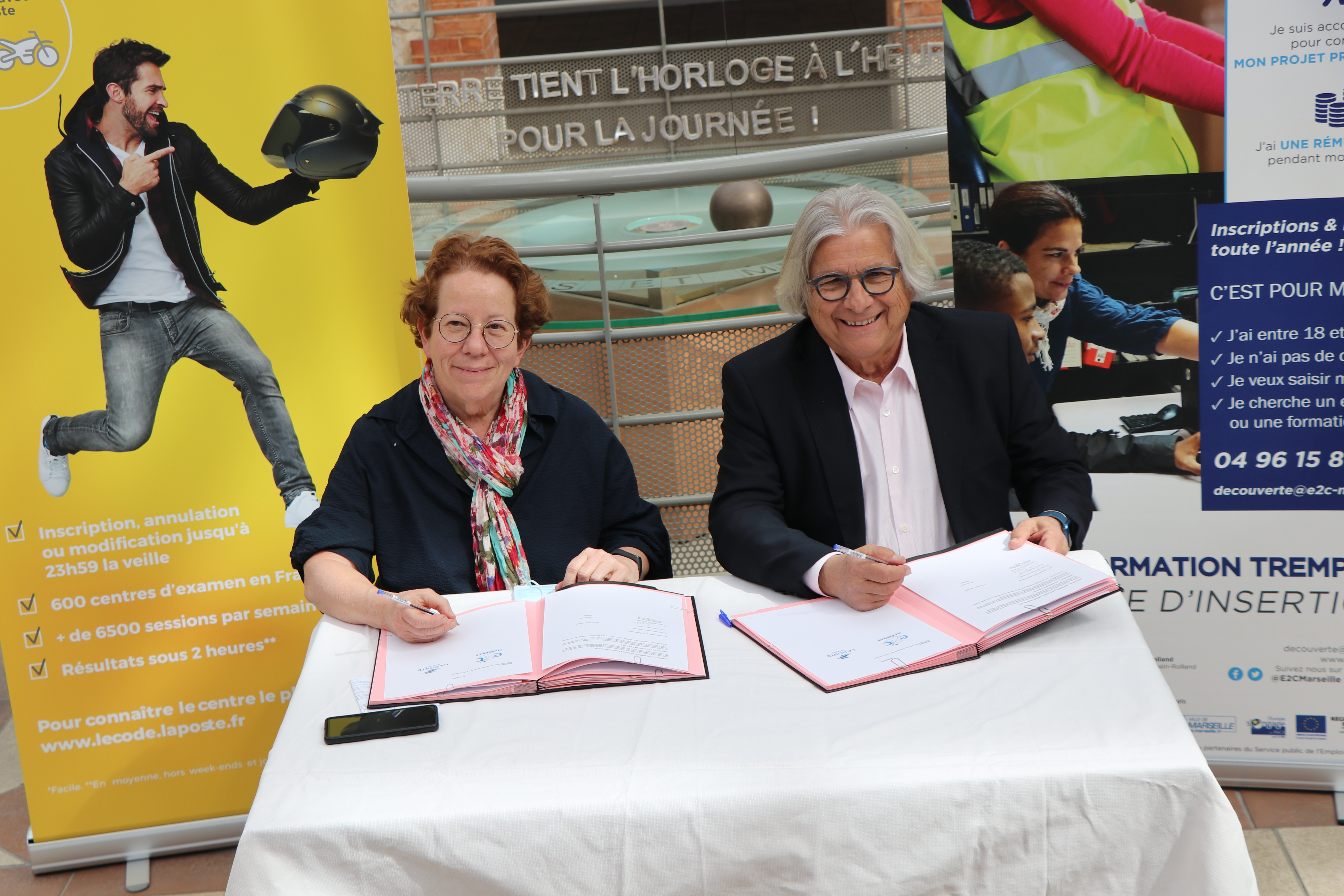 Louis Aloccio, Président de l’École de la 2e chance de Marseille et Christine Bord Le Tallec, Déléguée régionale du Groupe La Poste, signent la convention de partenariat