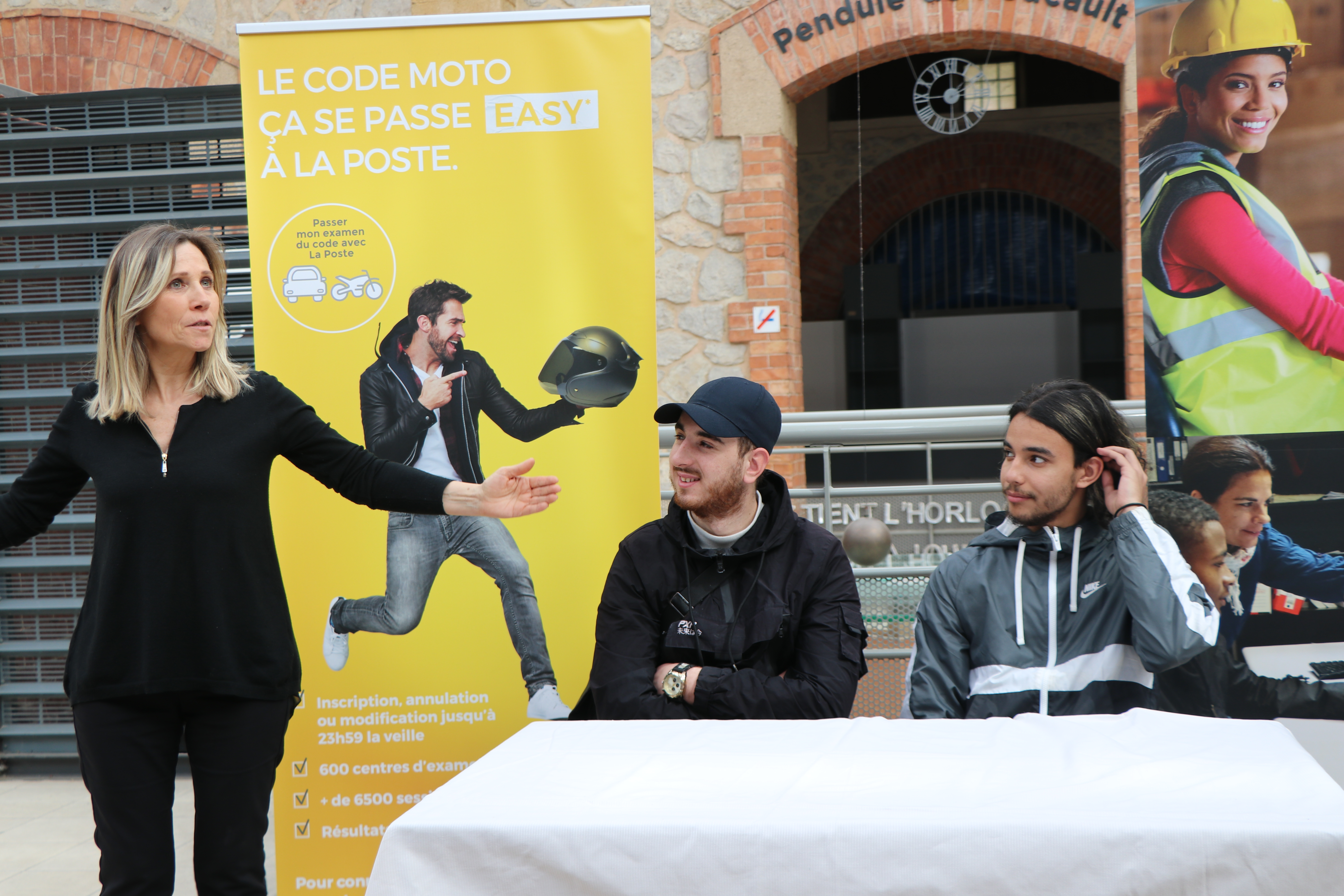 Jacqueline, chargée de mission entreprise, Tarek et Baher, stagiaires de l'Ecole de la 2e chance de Marseille témoignent du projet de code de la route et permis de conduire et du parcours à l'E2C