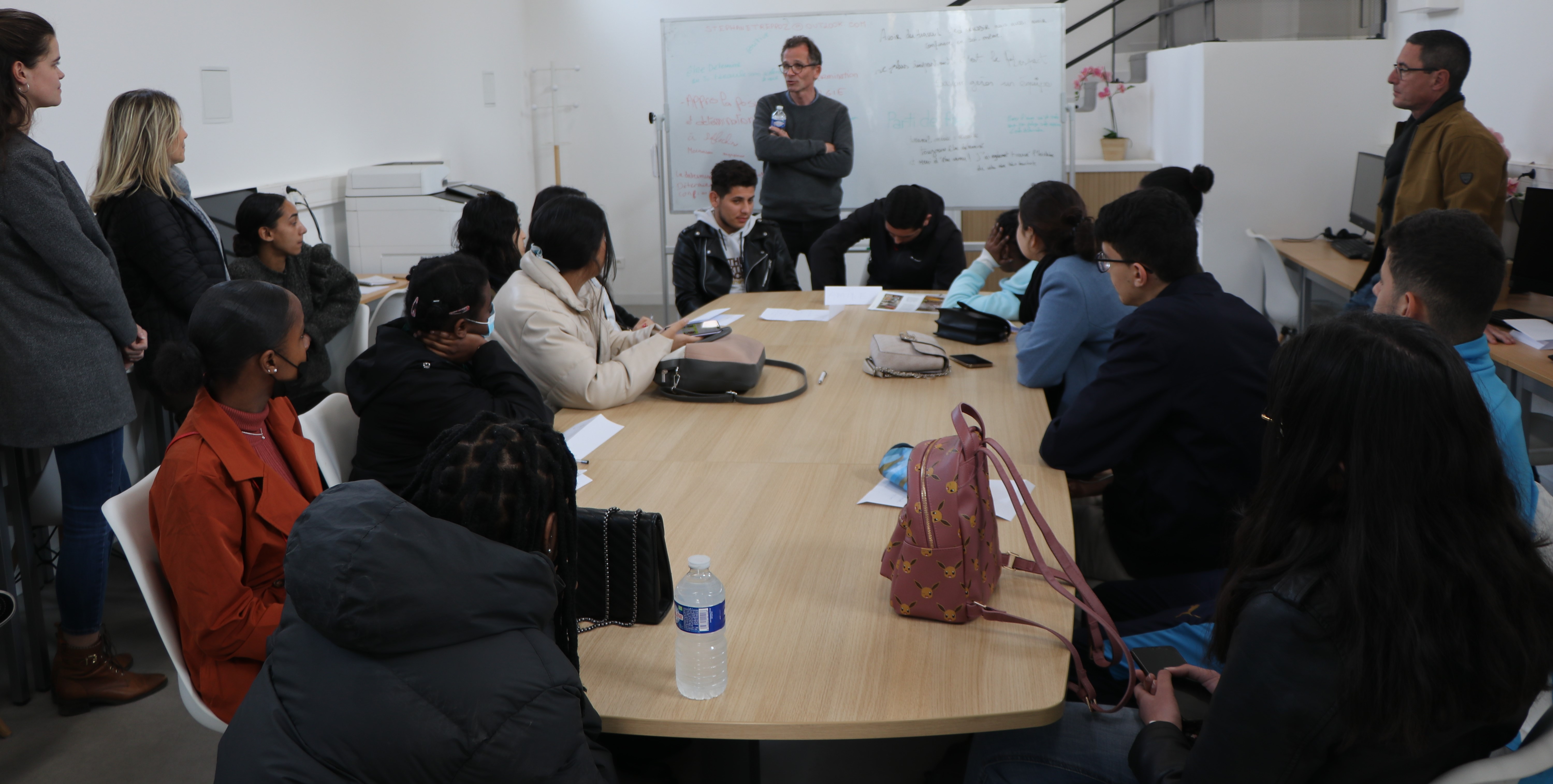 un groupe de stagiaires de l'E2C participent à l'atelier