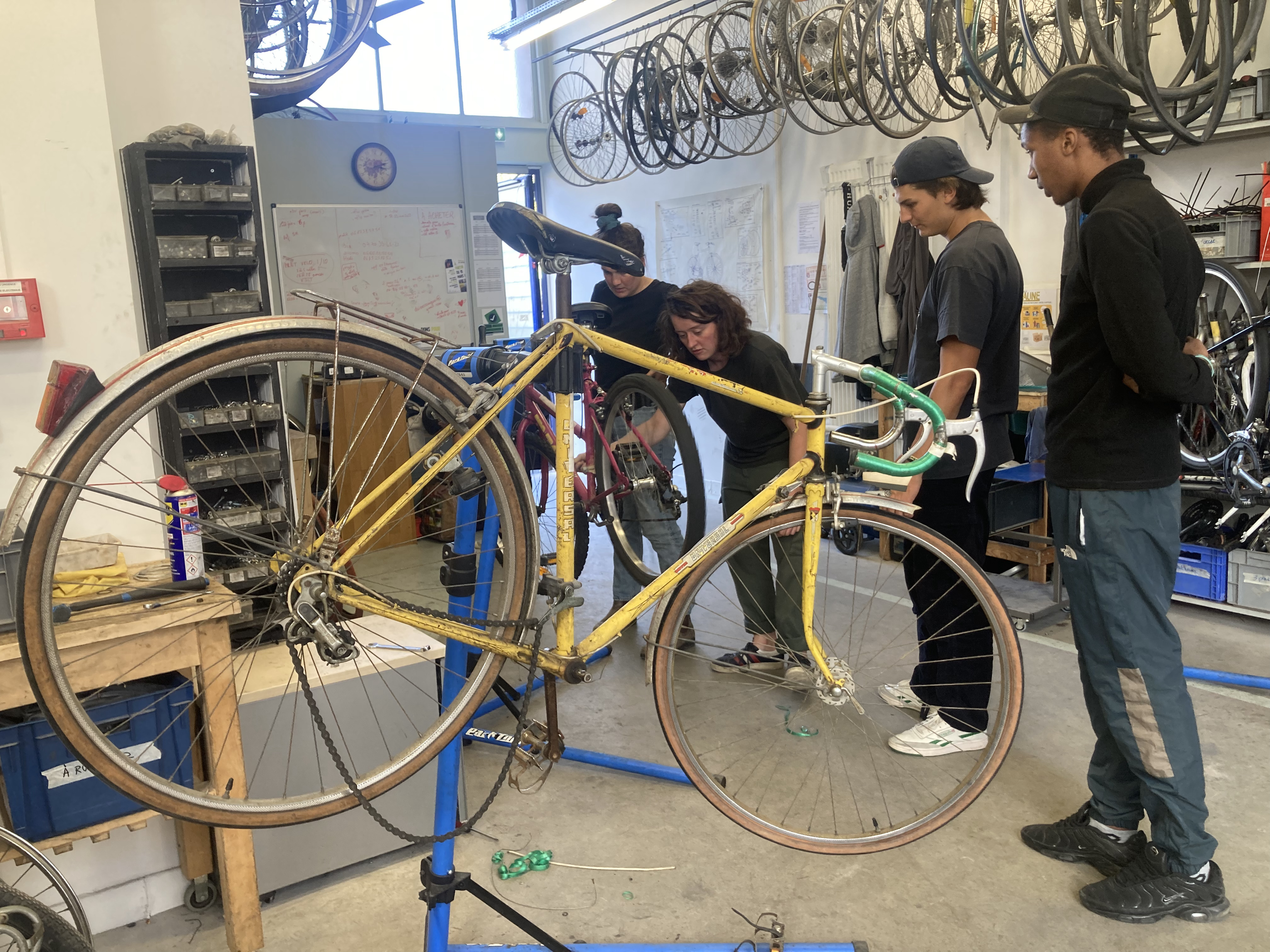 L'atelier de réparation de vélos ouvert aux adhérents deux après-midis par semaine