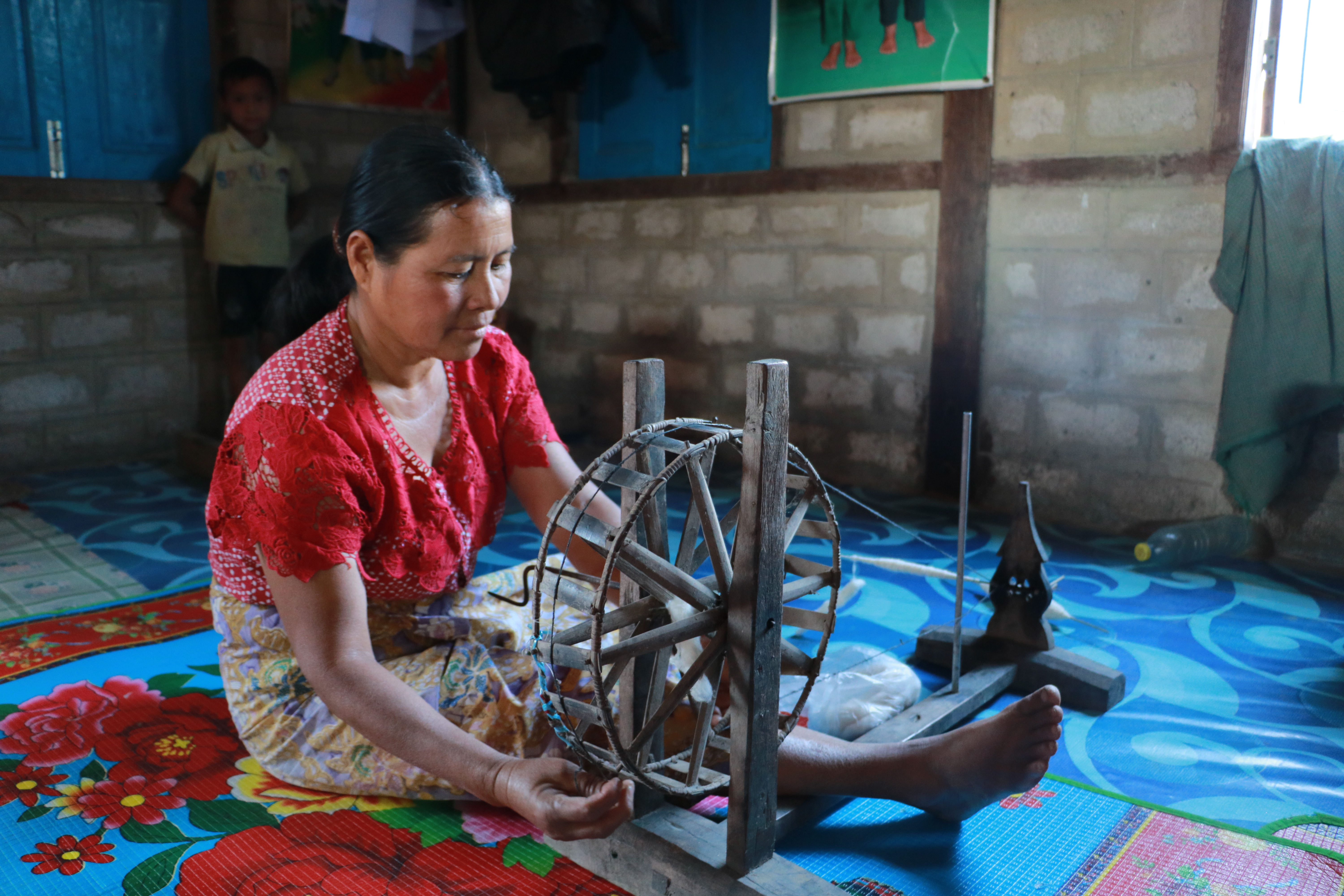 Tisserande Kayan, à Loikaw, en Birmanie