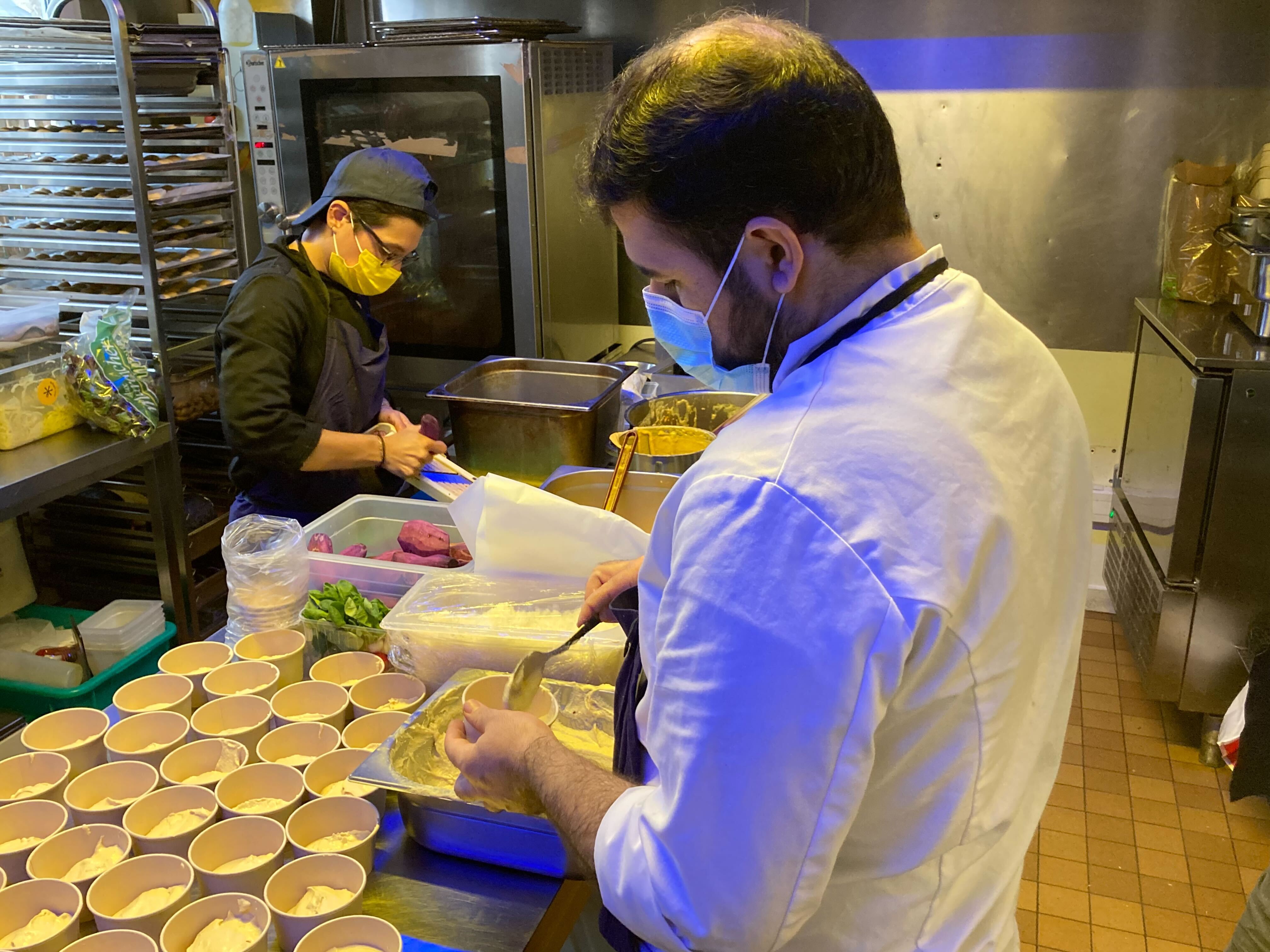 Une cuisine participative au Refugee Food. Source : Théo Nepipvoda.