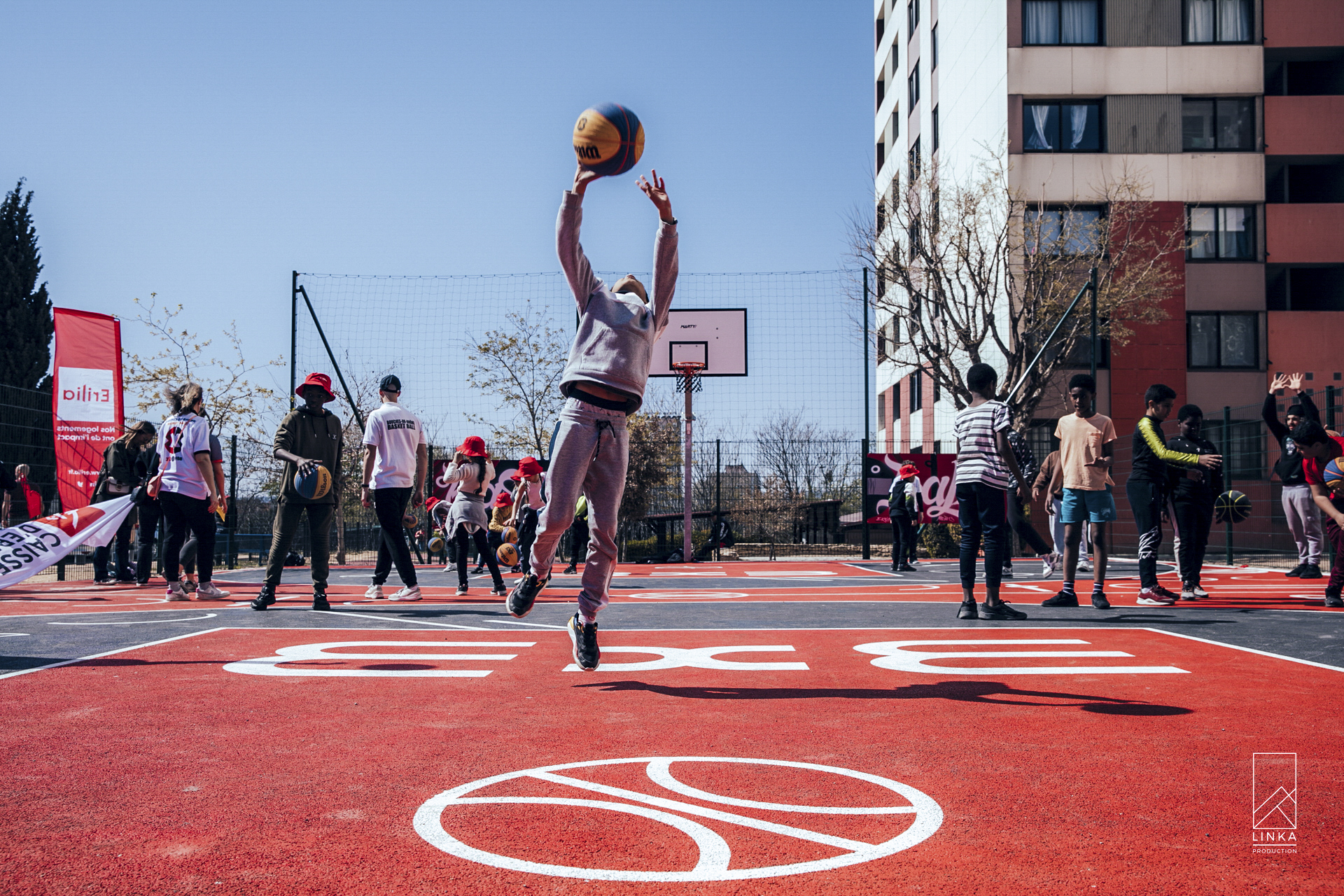 terrain de basket avec des jeunes