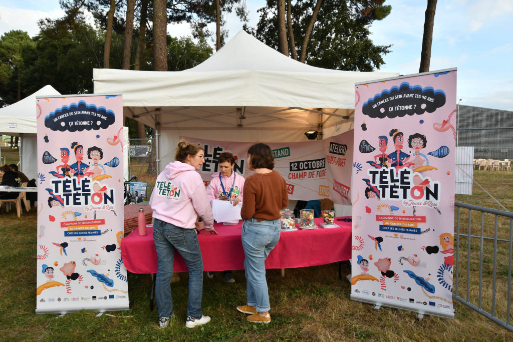 Stand du télététon, action de sensibilisation de Jeune & Rose