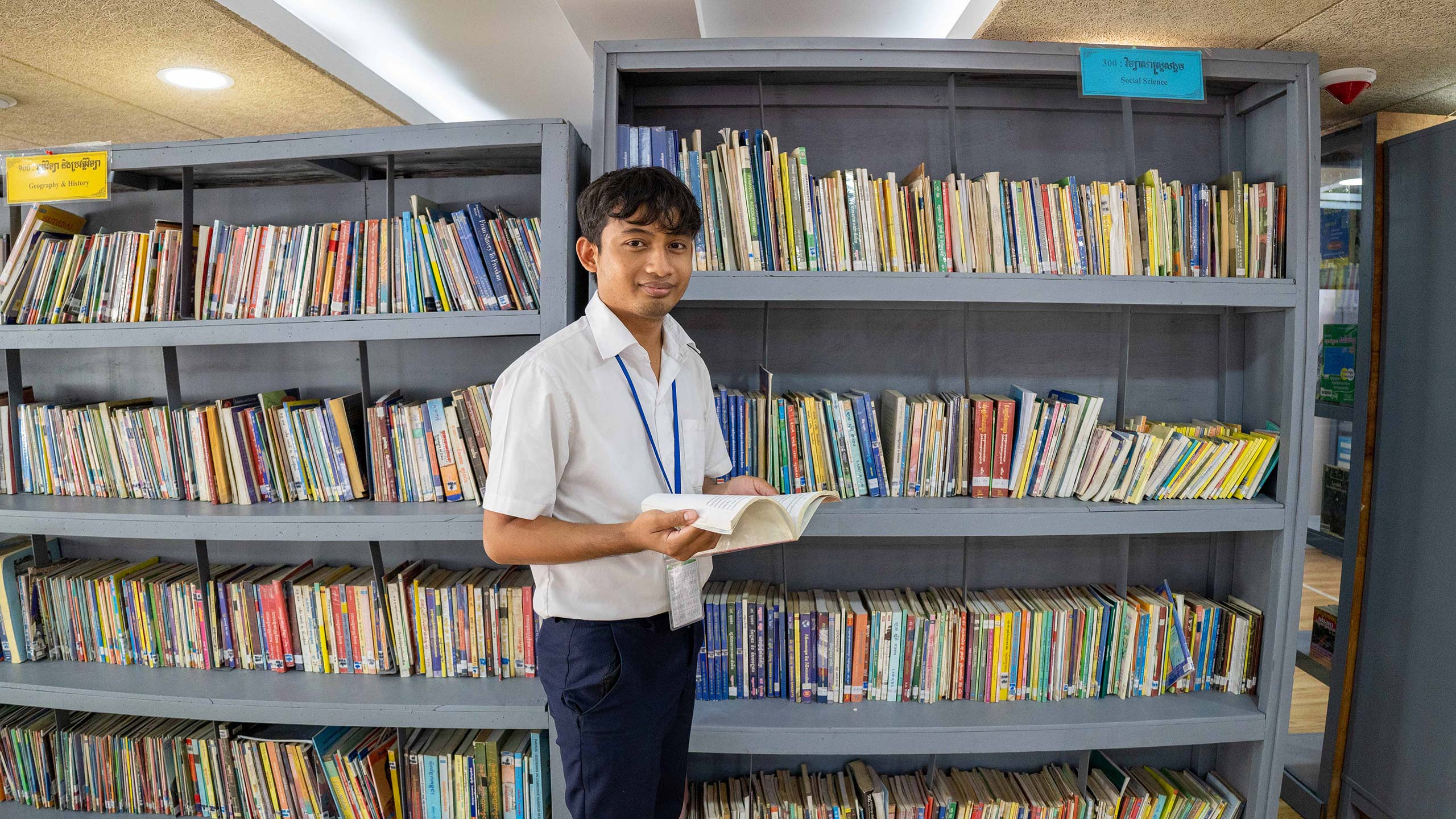 Vanna, 20 ans, étudiant à Pour un Sourire d'Enfant dans la bibliothèque rénovée