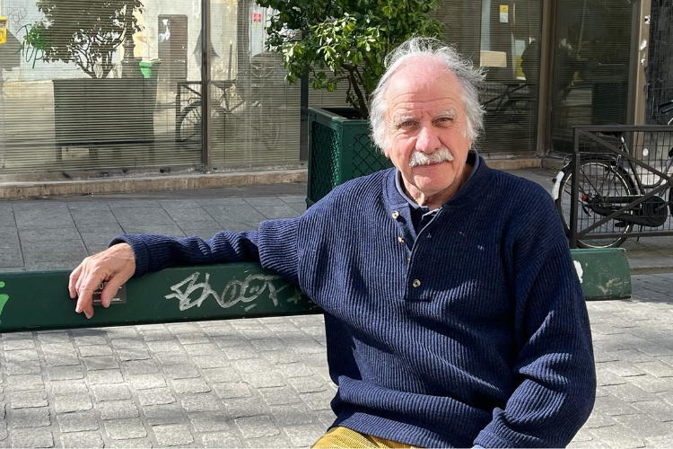 Noël Mamère, lui-même ancien journaliste, s'est prêté au jeu du "reportage dessiné" dans la BD Les Terrestres. Crédit : Carenews.