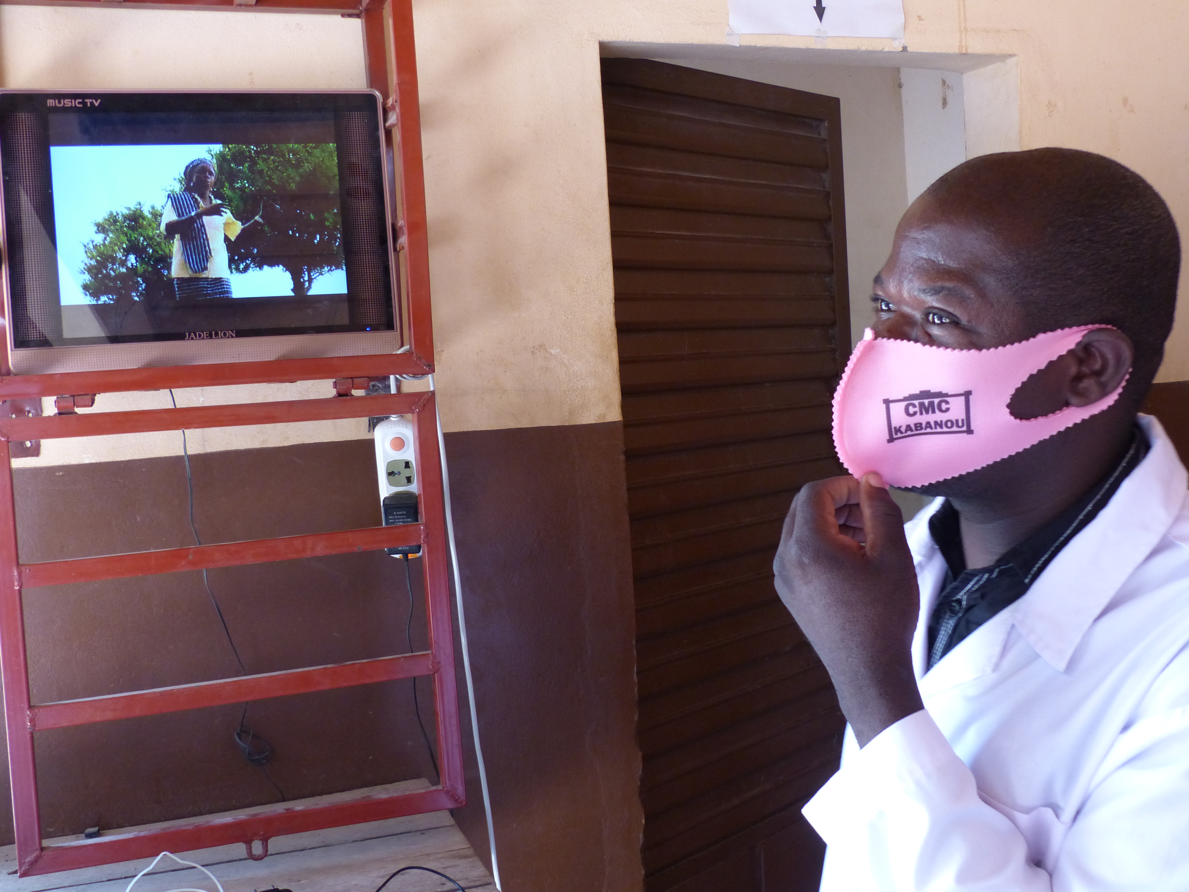 Au CMC (Centre Médical Communautaire) de Kabanou, l'électricité permet de faire fonctionner un écran vidéo dans la salle d’attente et de diffuser des messages de sensibilisation aux patient·es.