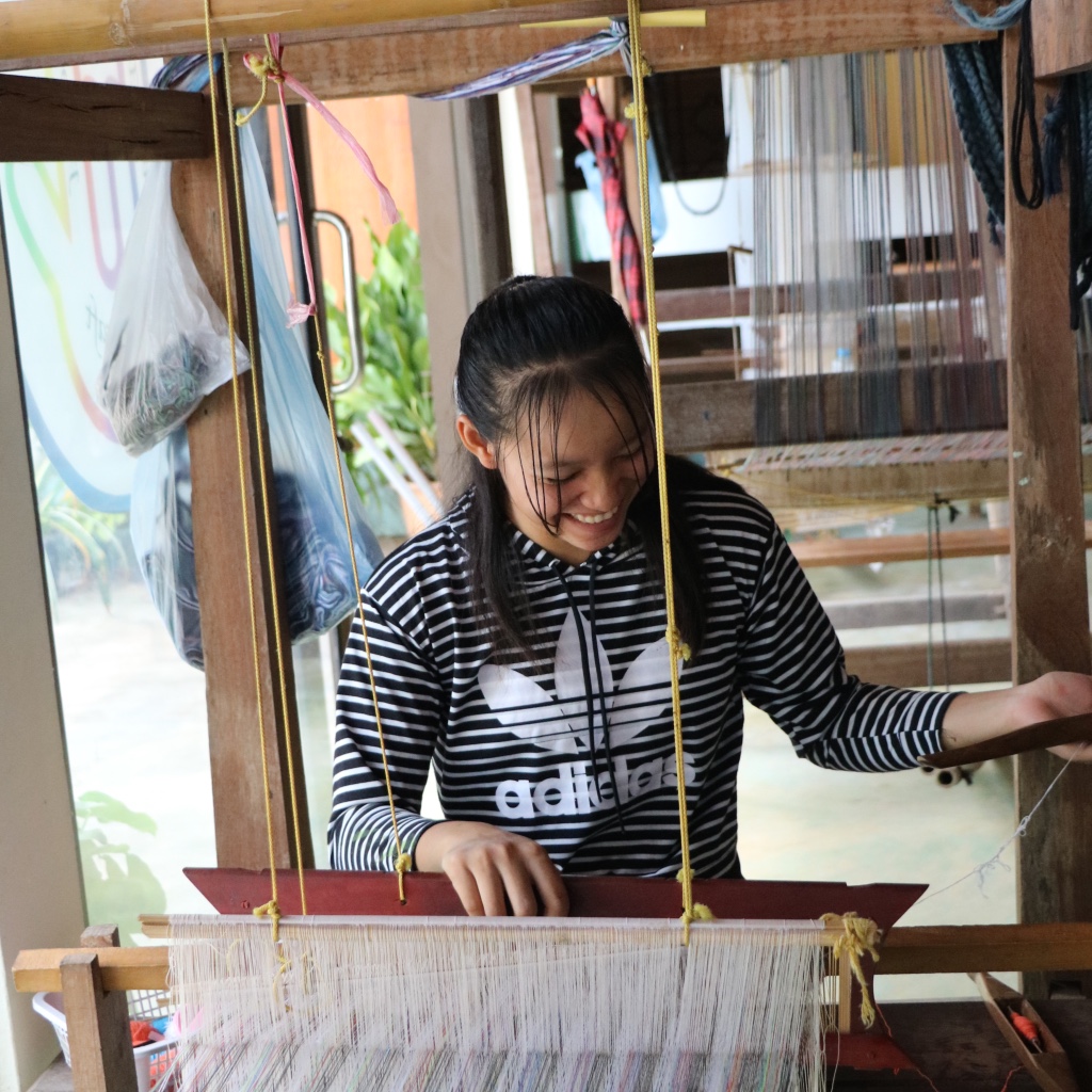 Apprentie tisserande laotienne