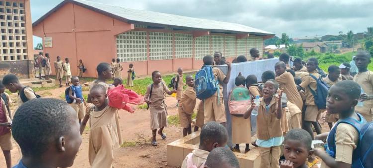 Accès à l'eau aux enfants de l'EPP d'Atakpamé, au Togo - Crédit photo : DR.