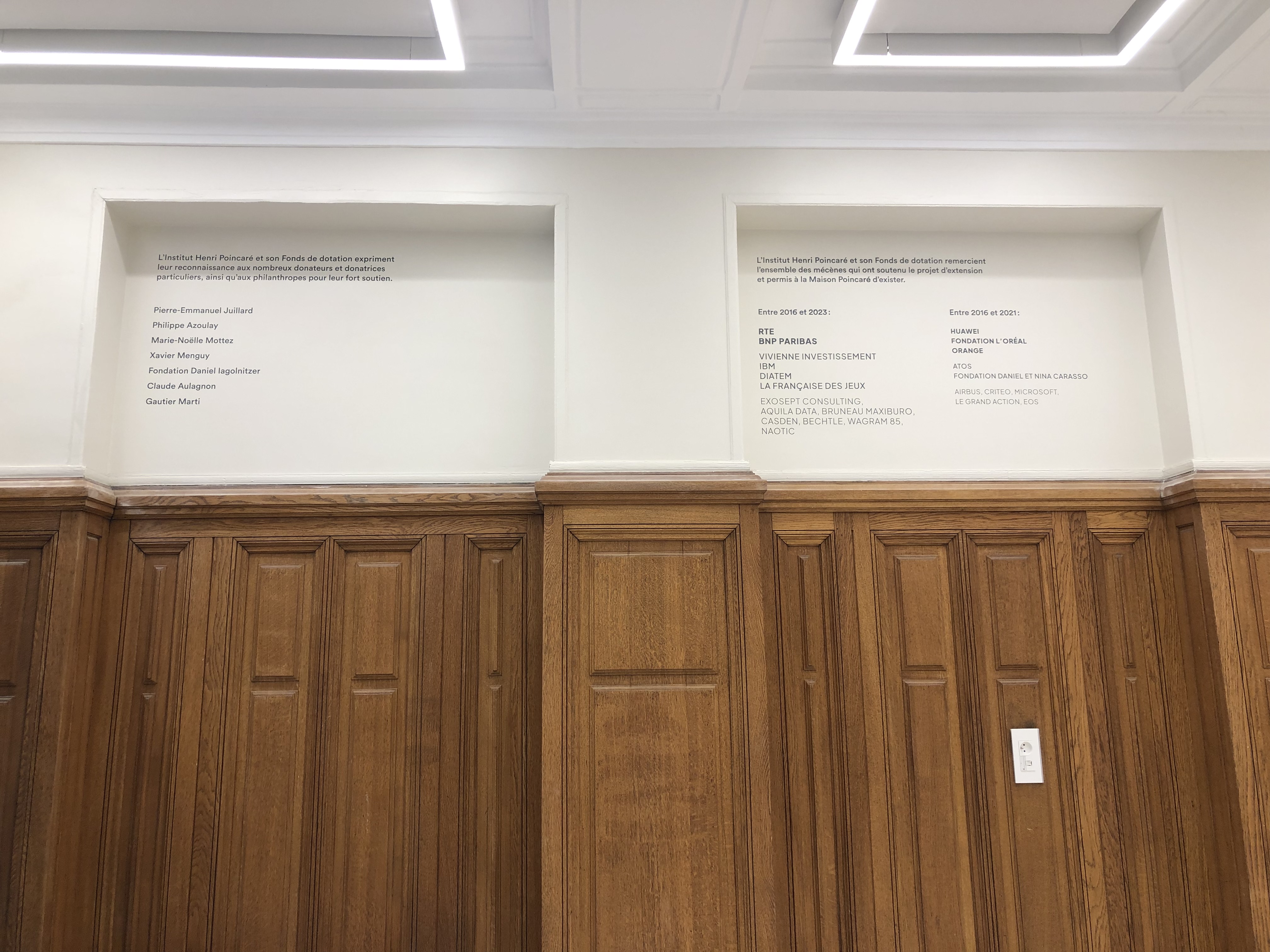 Remerciements aux soutiens du musée des maths inscriptions dans le hall 