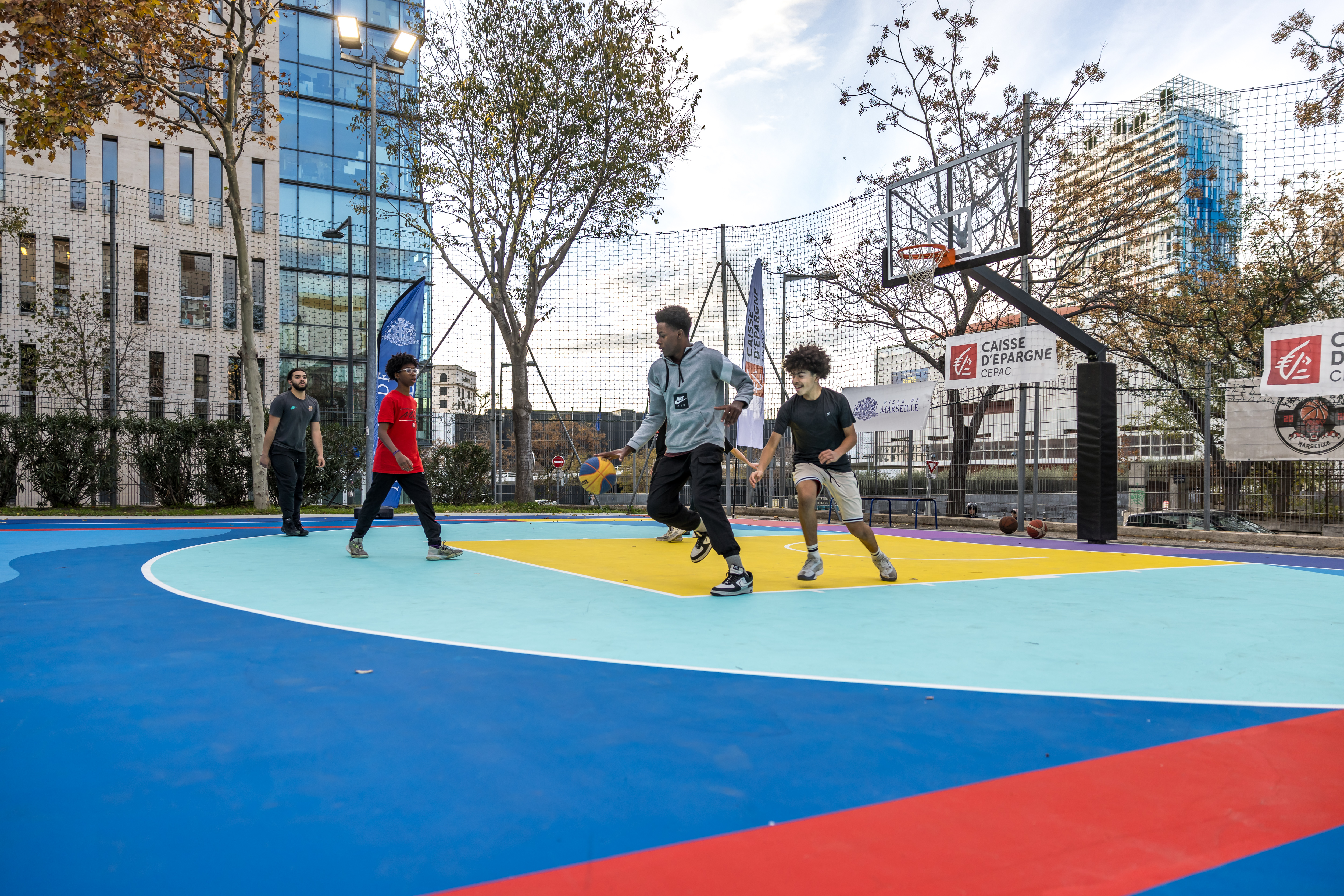 terrain de basket avec des jeunes
