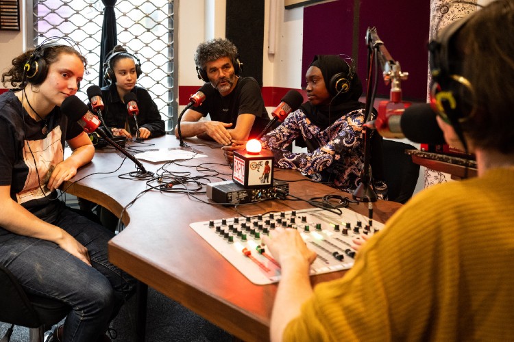 La radio associative RatTz, sur laquelle s'appuie Remix the Commons pour mettre en lumière les chantiers de l'École des Communs 