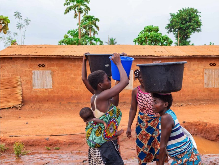 Les femmes vont chercher de l'eau à Gboto Assigame