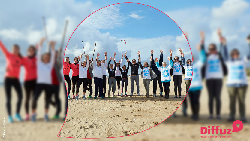 Groupe de personnes agissant en faveur de l'environnement sur une plage.
