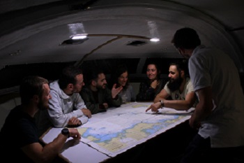 L'équipage autour de la carte maritime