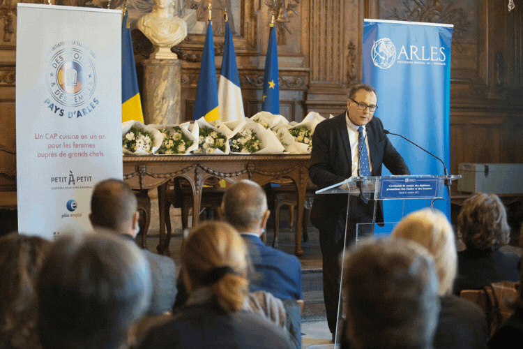 A l'hôtel de ville de Arles, la deuxième promotion du programme Des étoiles et des femmes porté par l’association Petit à Petit reçoit son diplôme.