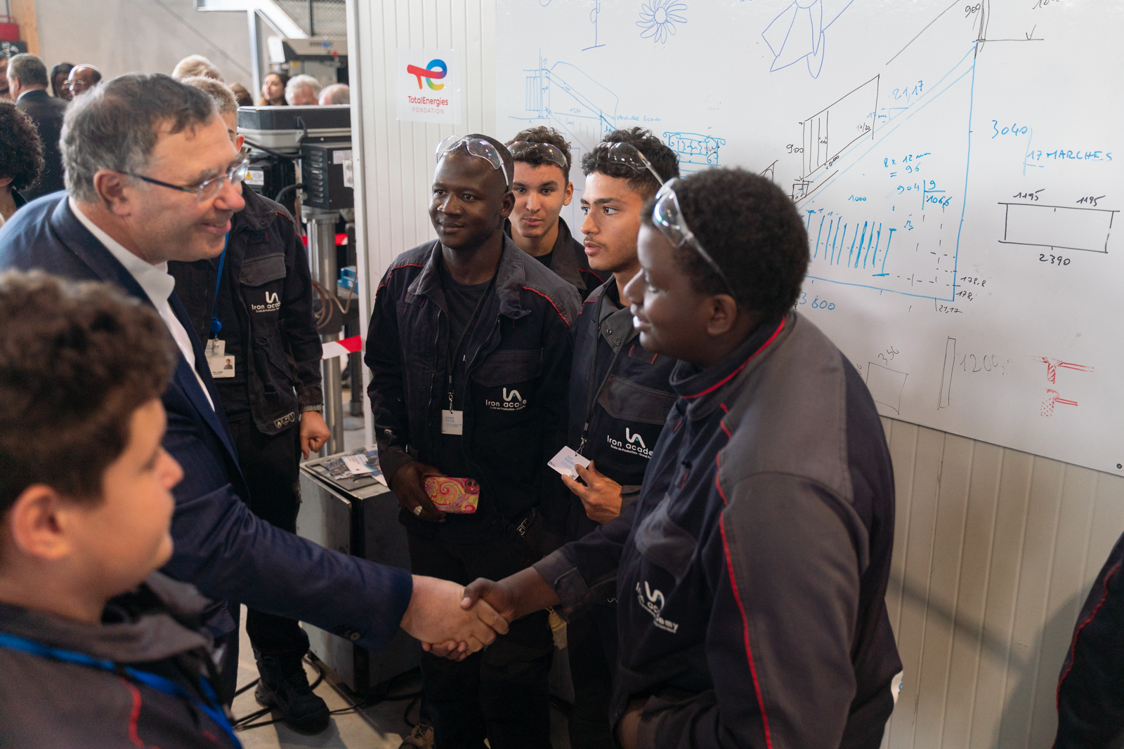 Inauguration de l’Iron Academy. Patrick Pouyanné visite l’atelier et échange avec les jeunes en formation.