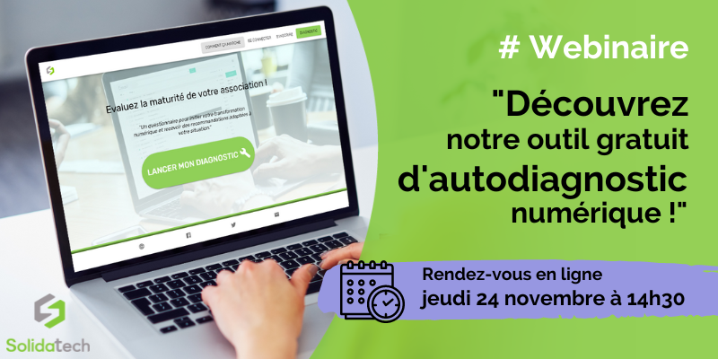 Mains qui tapent sur un clavier d'ordinateur portable pour réaliser l'autodiagnostic numérique.