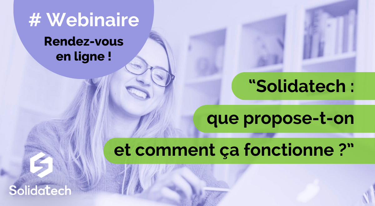 Femme souriante qui suit un webinaire