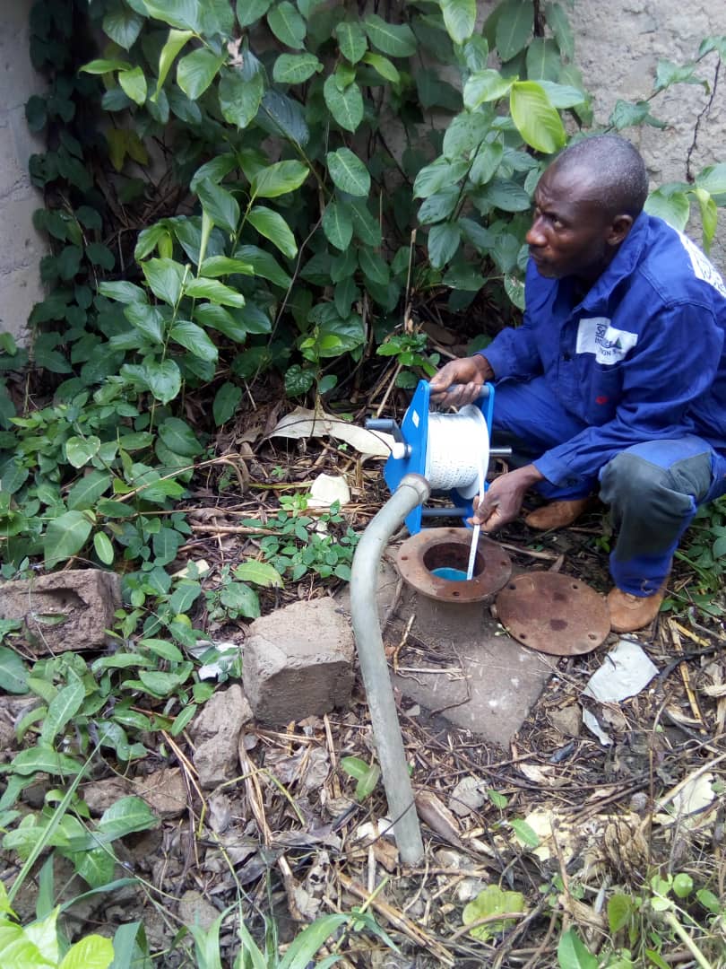 Installation d'un pompe sur le forage catholique 