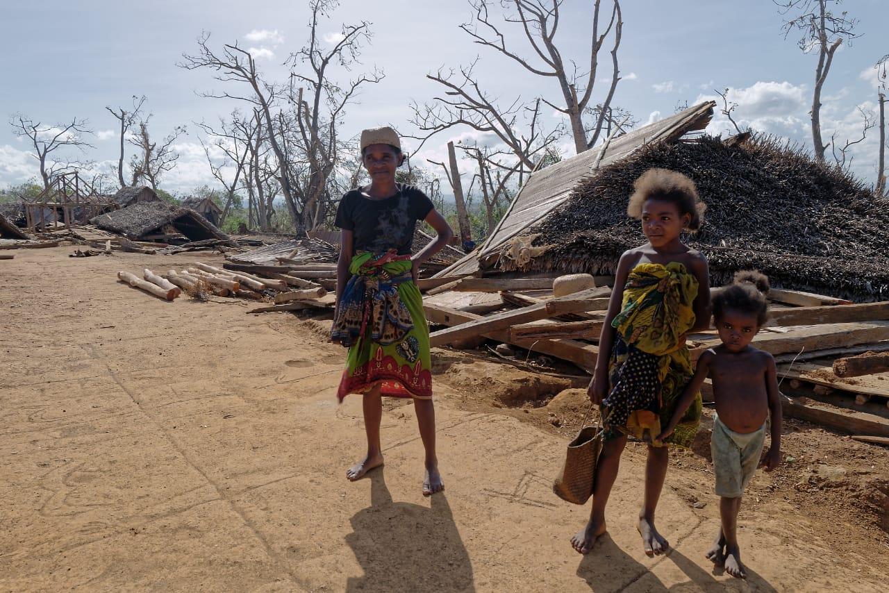 Habitantes de Mananjary devant une maison détruite