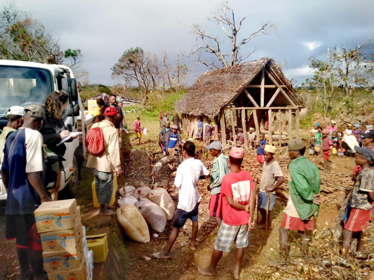 Distribution de vivres par Coeur de Forêt dans la région autour de Mananjary