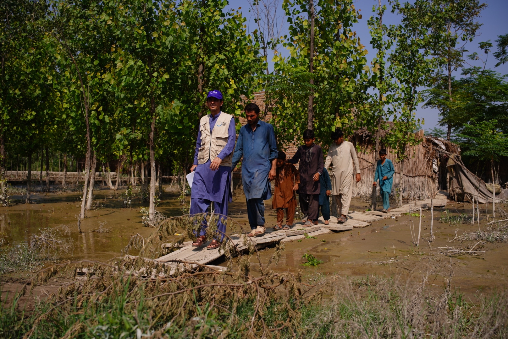 Au Pakistan, les eaux liées aux inondations ont tout détruit sur leur passage