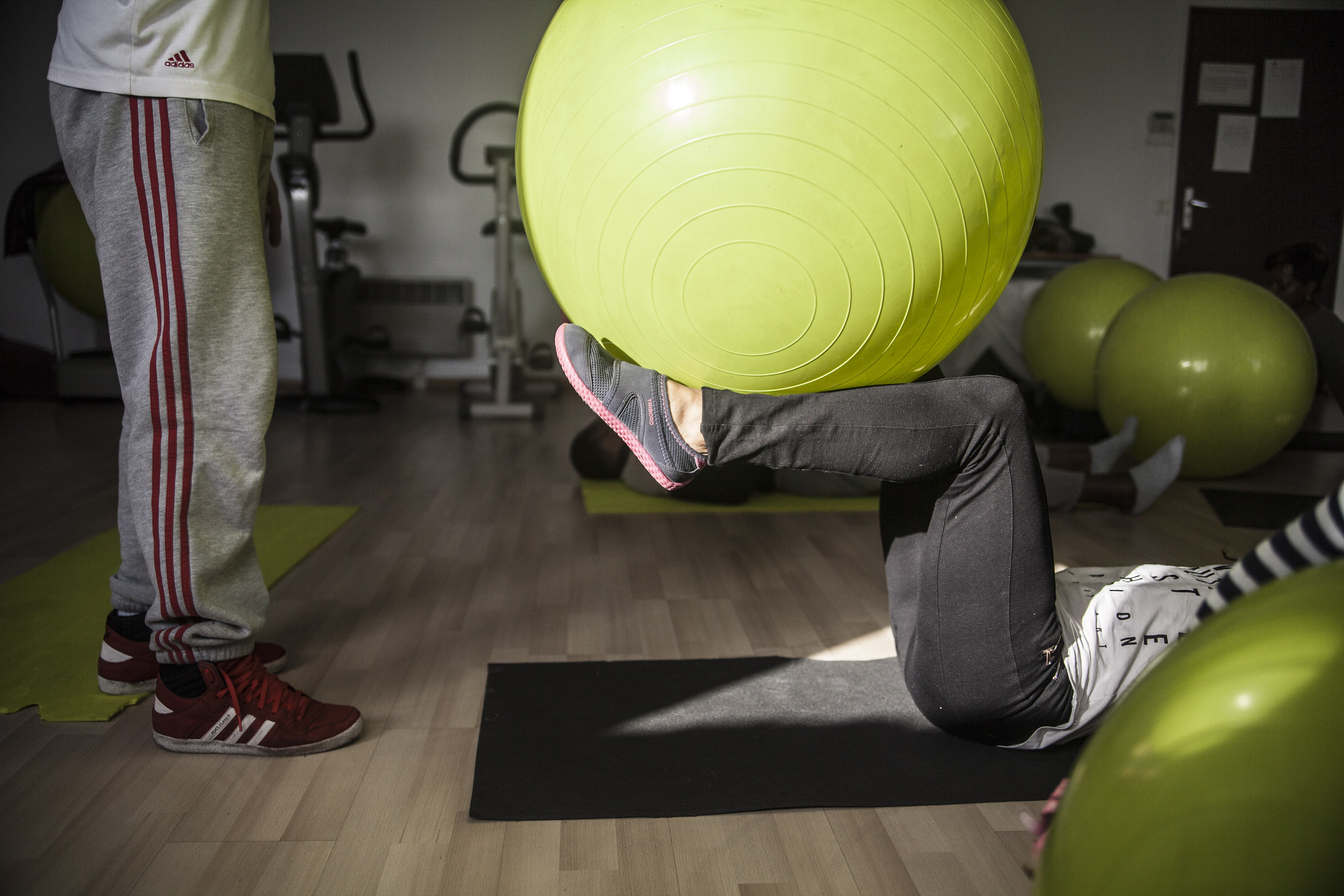 Une personne est accompagnée par un coach lors d'une séance de sport