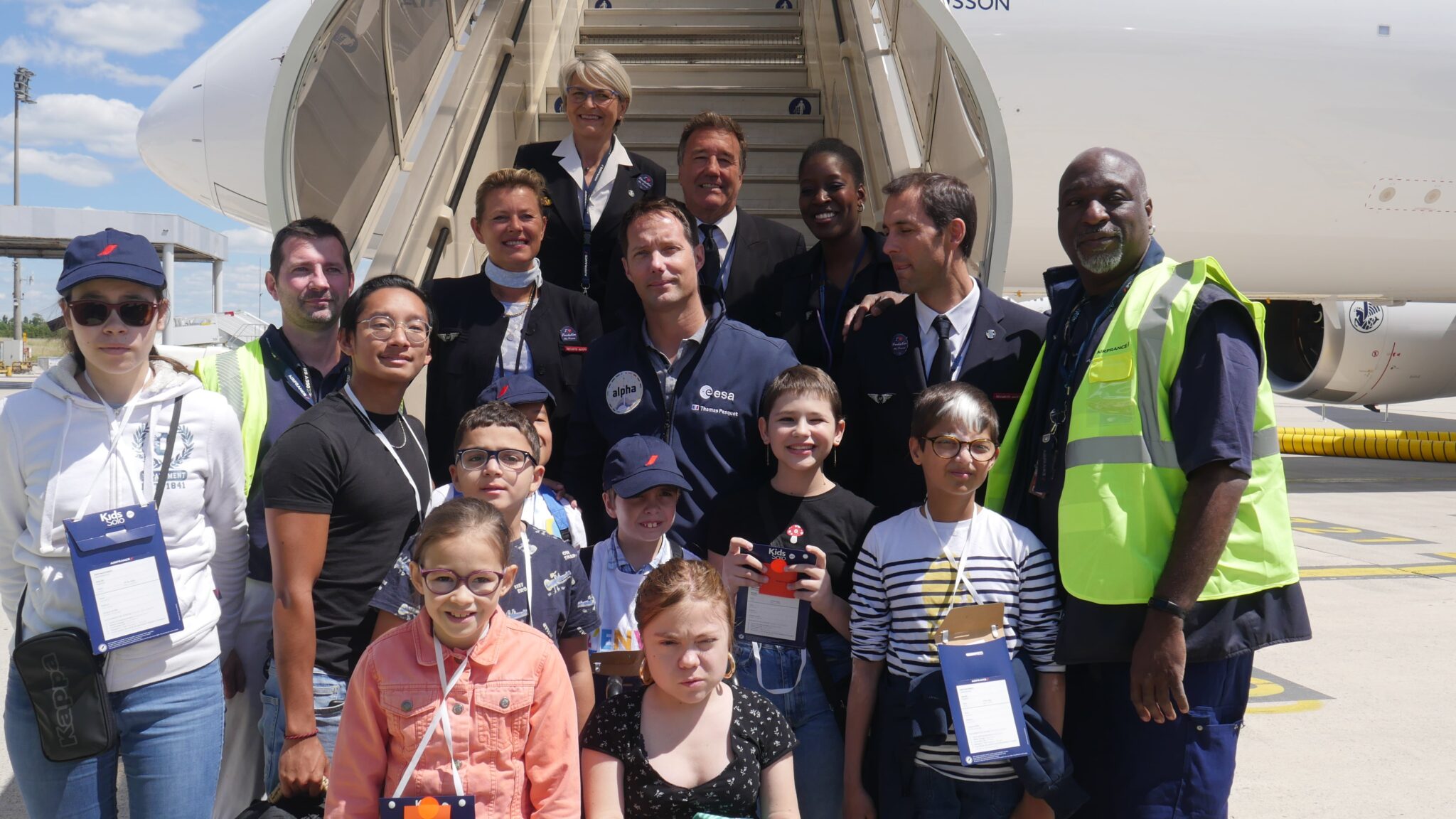 Thomas Pesquet et les enfants de L'ENVOL à l'aéroport Paris Charles de Gaulle