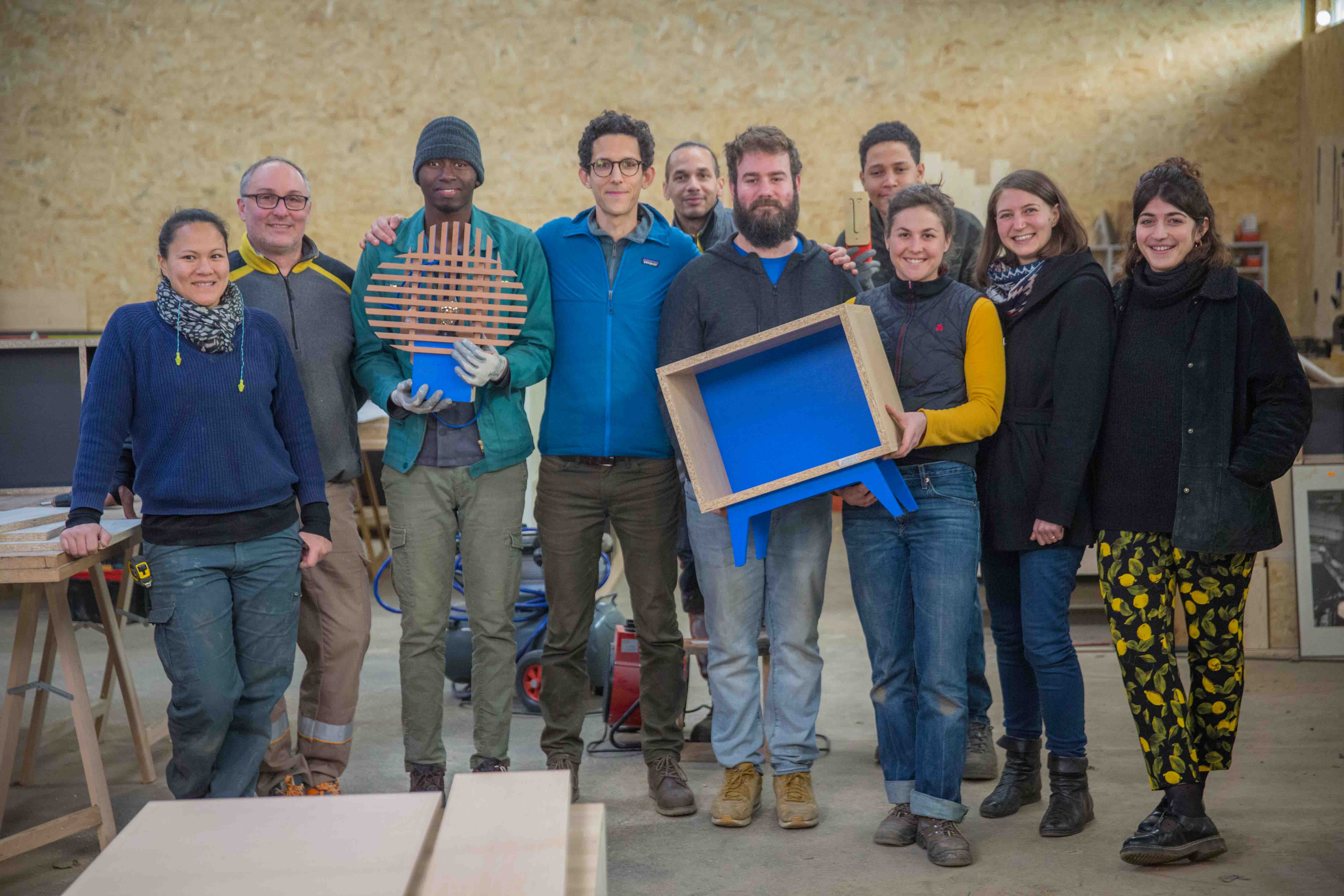 Atelier Emmaüs : atelier-école qui fabrique du mobilier design à partir de matériaux issus du réemploi et qui forme au travail du bois des personnes en grande exclusion.