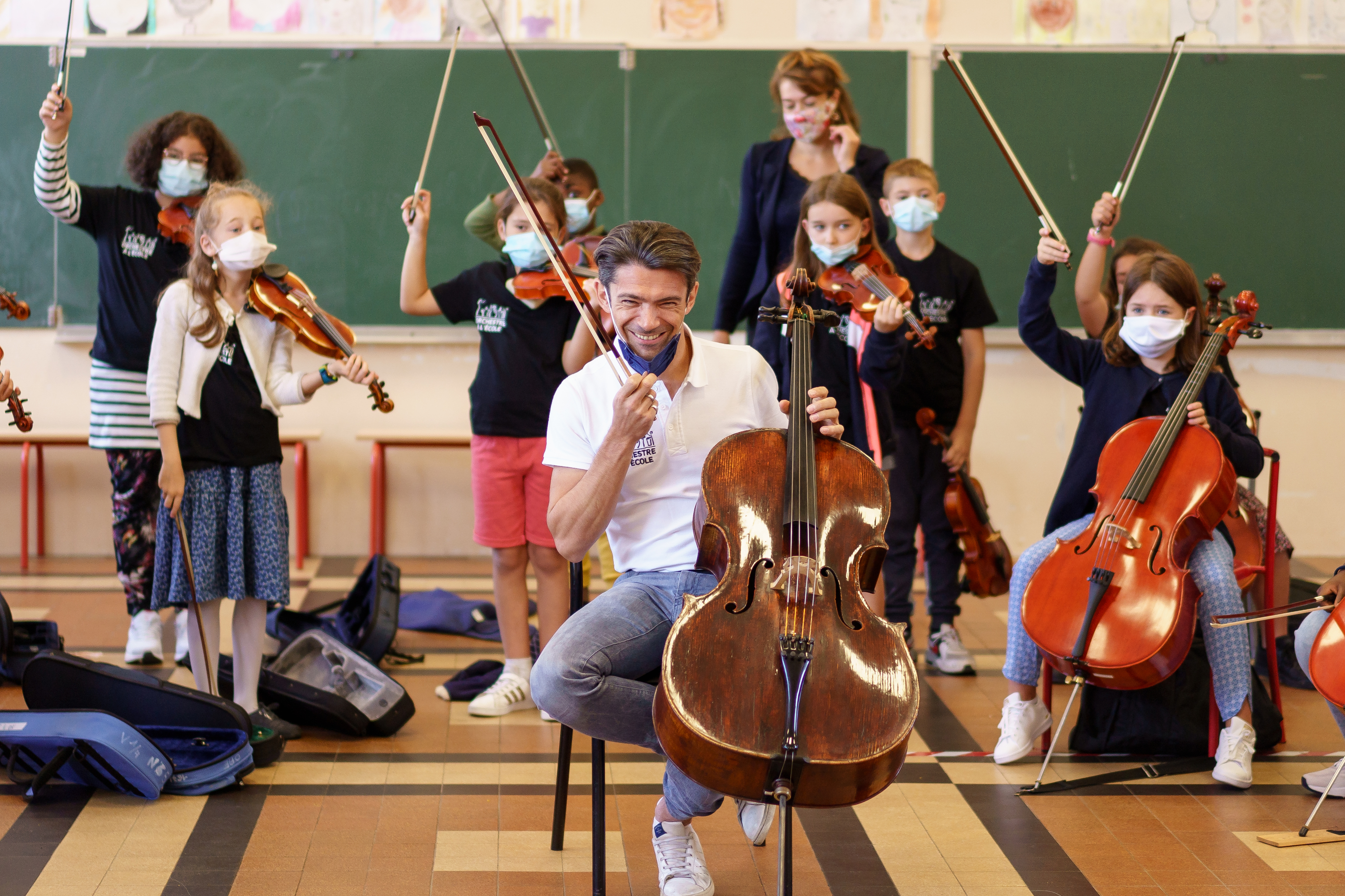 Gautier Capuçon avec l'orchestre à l'école de Malakoff (92) en 2021