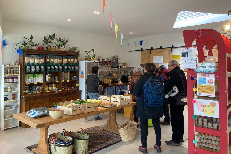 Vendredi matin, l’épicerie se rempli des habitants du quartier venus faire leurs courses. Crédit photo : Carenews.