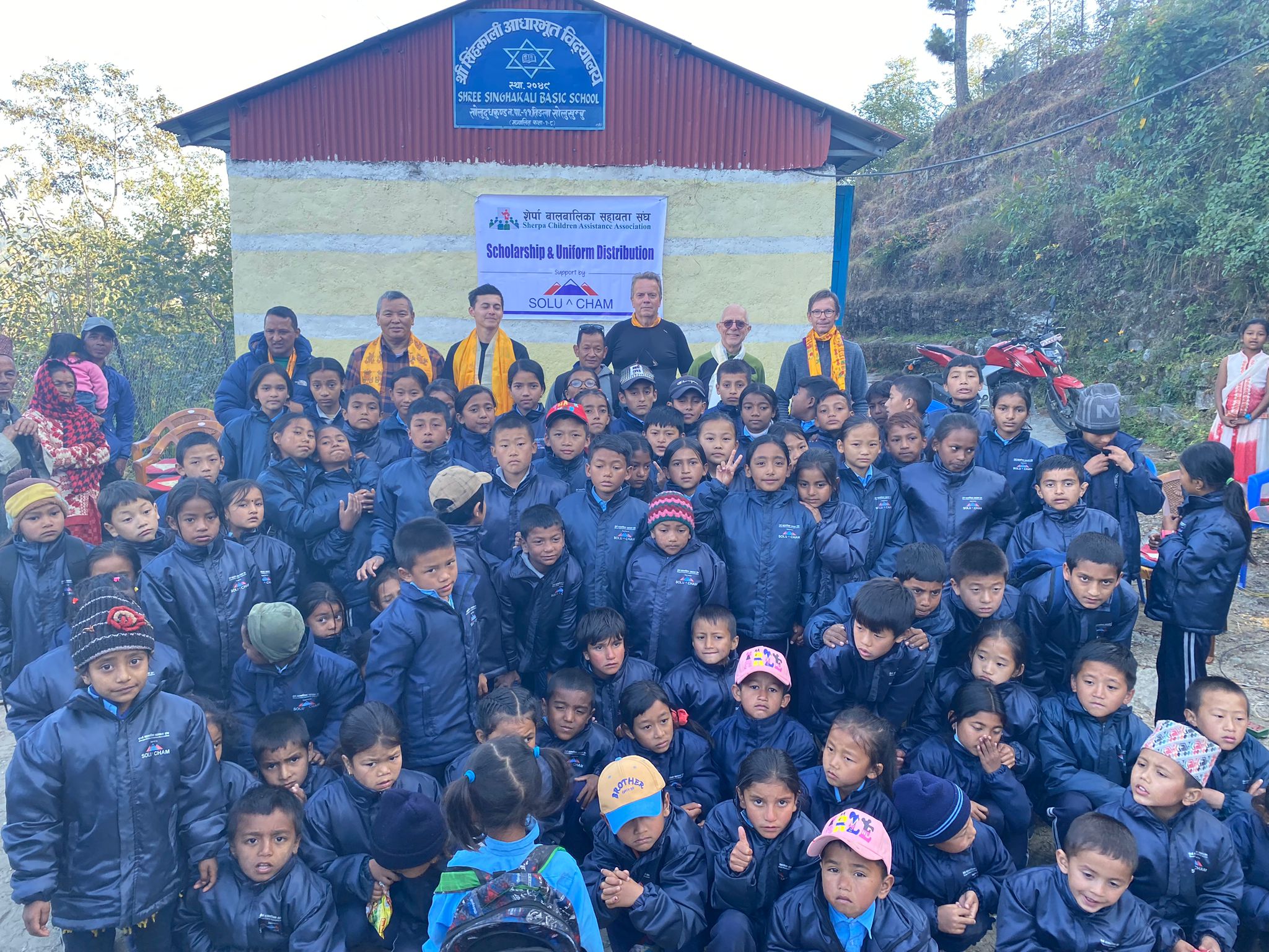 Distribution d’uniformes dans la province de Solu Khumbu