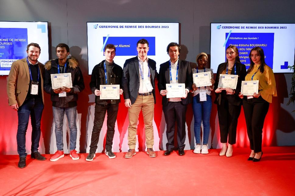 Remise des 6 bourses Alumni par Thibaut Rochette, Président de MBS Alumni et Antoine Barat, Ambassadeur 2023 des bourses Alumni. - Crédit photo : MBS