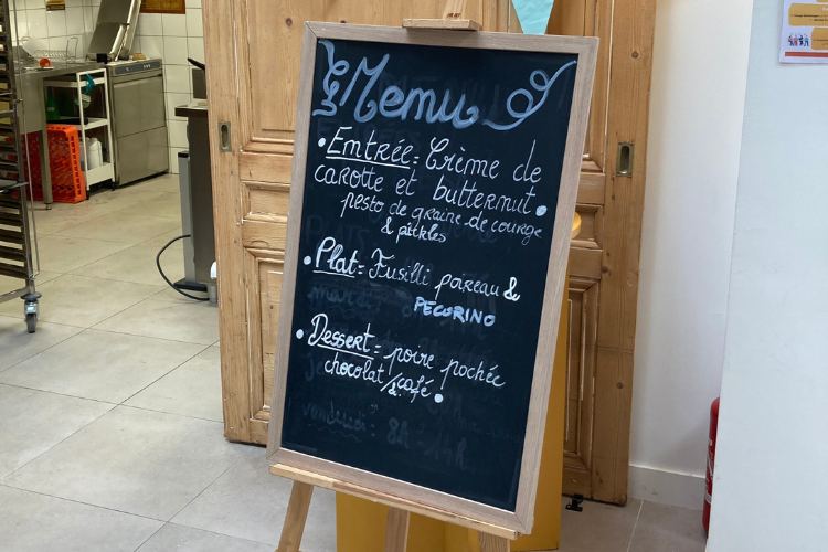 Trois midis par semaine, Récup et Gamelles propose un menu entrée-plat-dessert, végétarien et antigaspi. Crédit photo : Carenews.