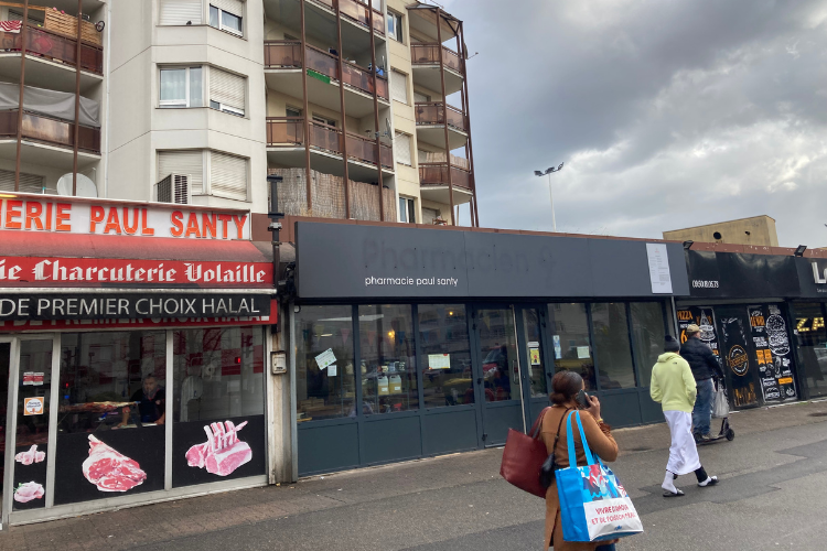 Dans le quartier Langlet Santy au 83 avenue Paul-Santy dans le VIIIe à Lyon, la MESA redonne vie à une ancienne pharmacie. Crédit photo : Carenews.