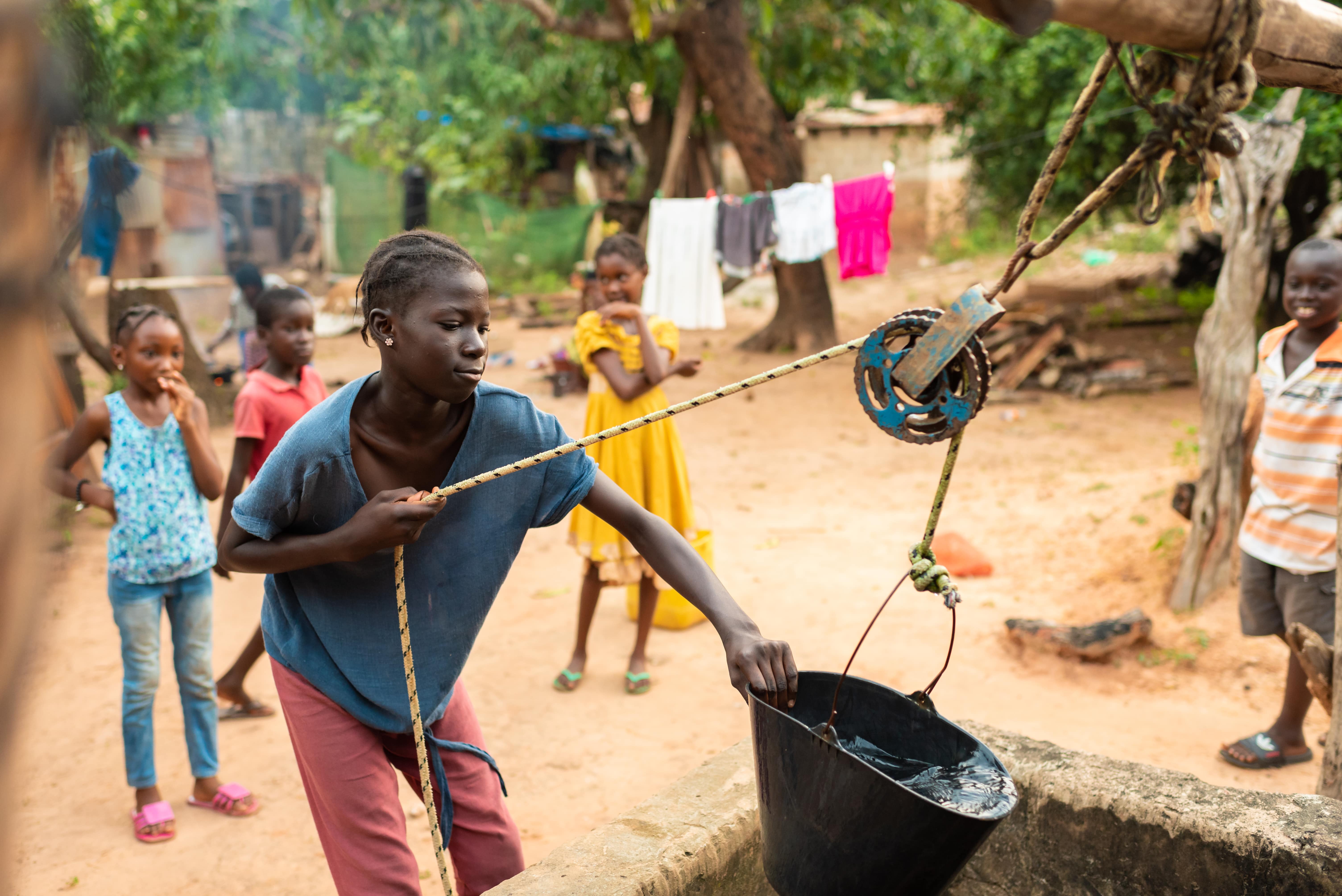 Enfants puisant de l'eau. Crédit photo : Enda Santé.