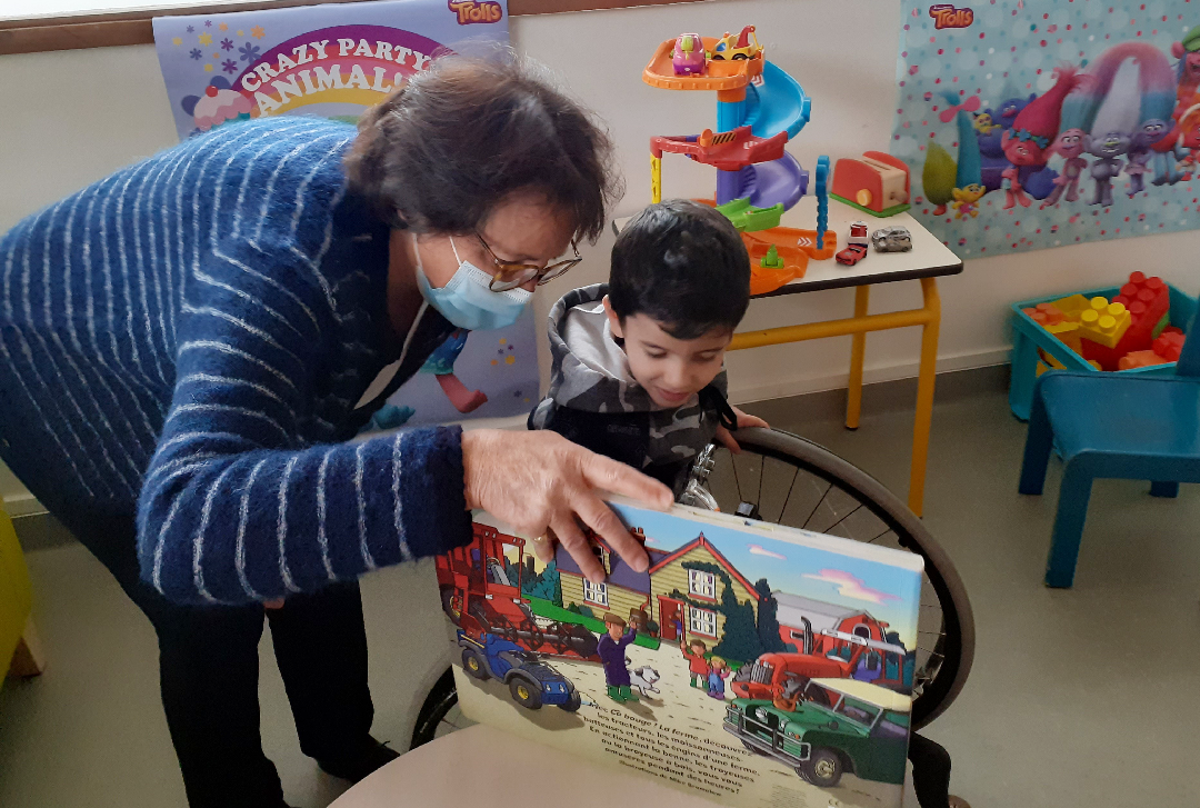 Une bénévole et un enfant bénéficiaire de la Chaine de l'Espoir