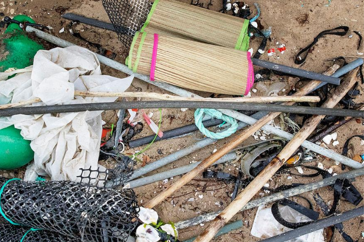 Les macro-déchets sont des déchets solides visibles à l'oeil nu. Crédit photo : teo/© mélanie bahuon / Neutral_Grey / saif images