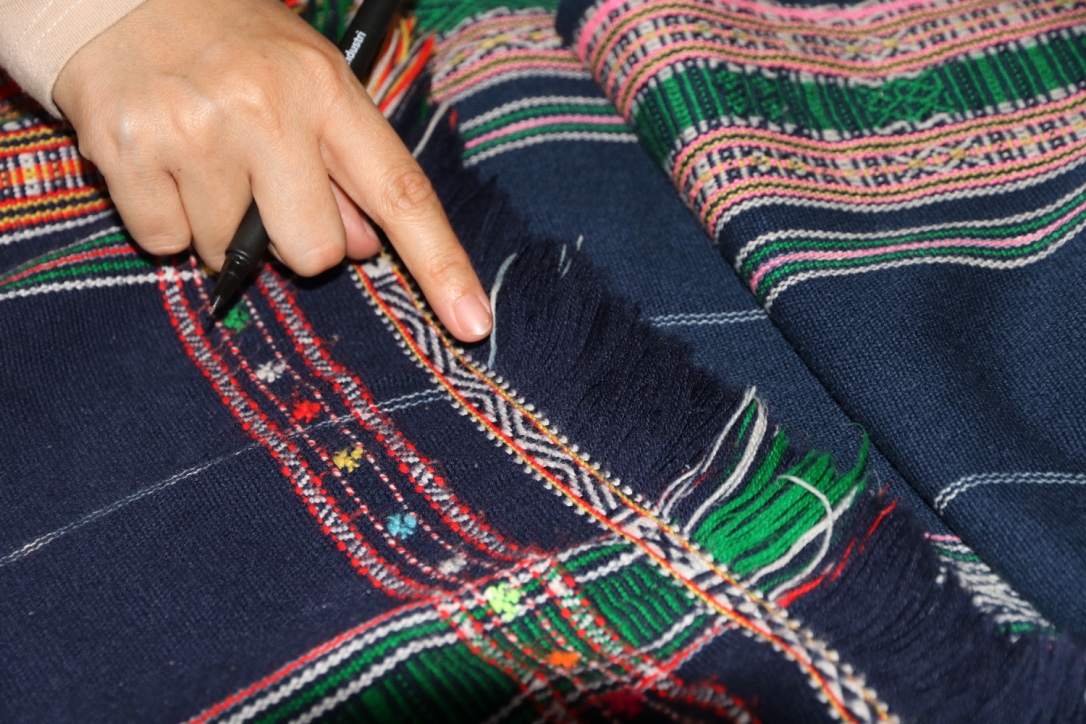 Motifs traditionnels de l’ethnie Cils tissés à la main.