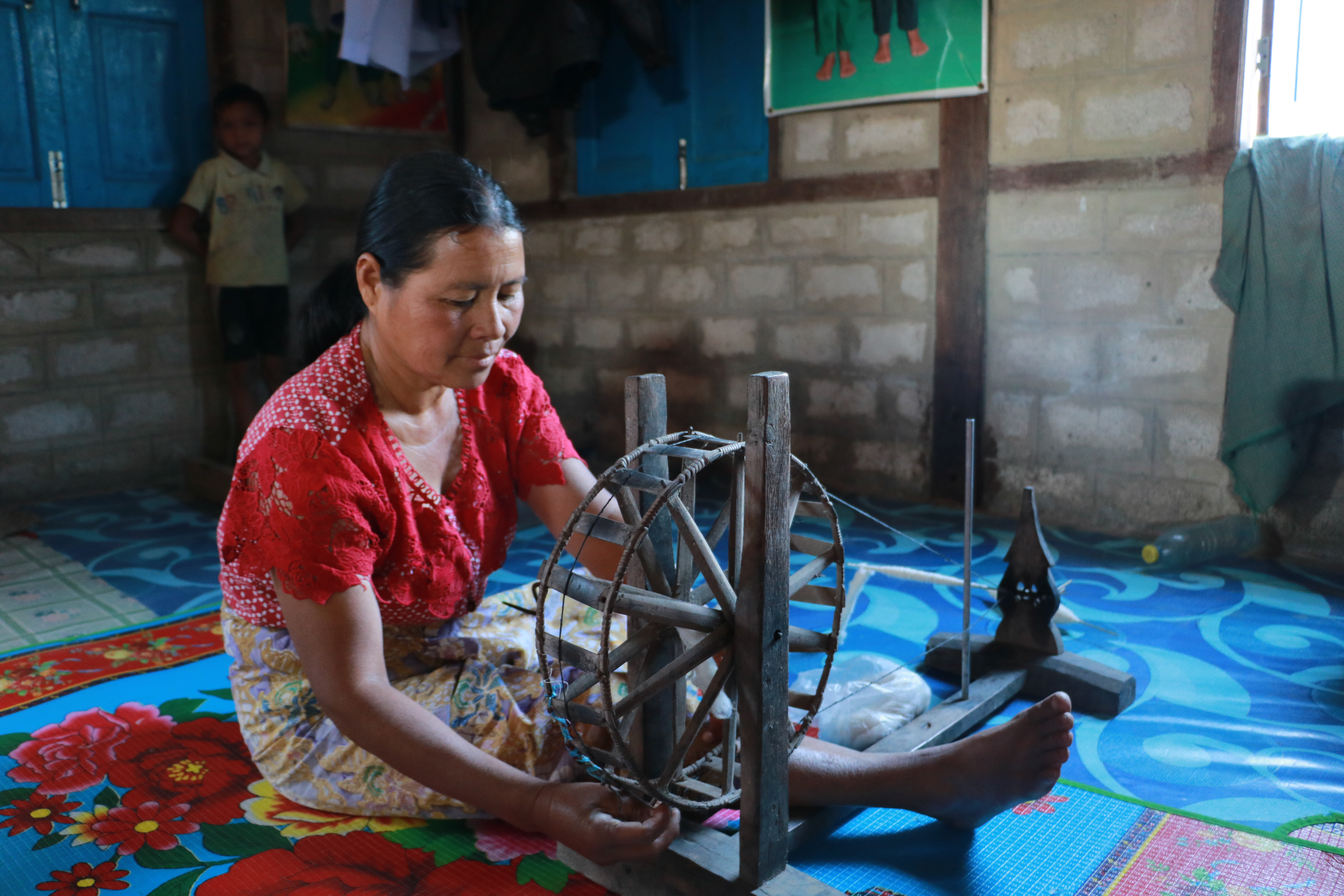 Tisserande Kayan, à Loikaw, en Birmanie