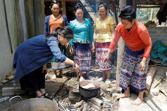 Tisserande Lao, à Dien Bien Phu, au Vietnam