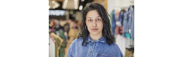 Stagiaire E2C en immersion professionnelle dans une boutique de vêtements