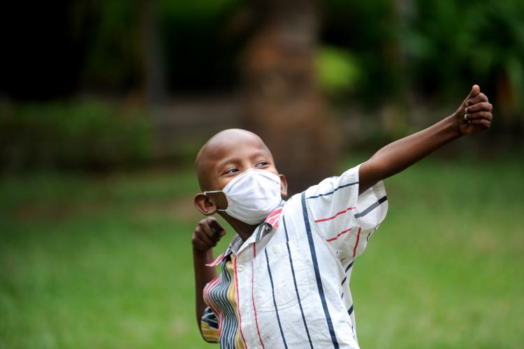 Photo d'un enfant avec un masque. Crédit Pal Pillai - AFP
