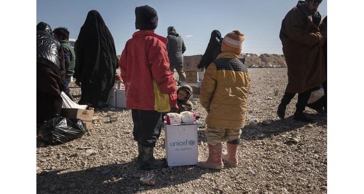 Personnes de dos recevant de l'aide humanitaire - Crédit UNICEF