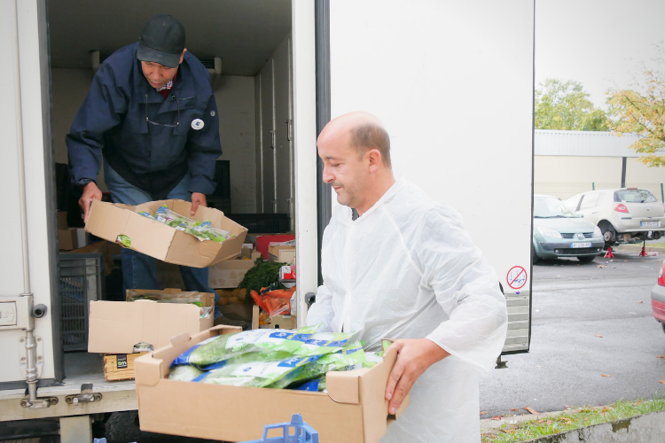 Salah et Abdel, déchargent des invendus alimentaires pour le RADIS. Crédit photo : le RADIS.
