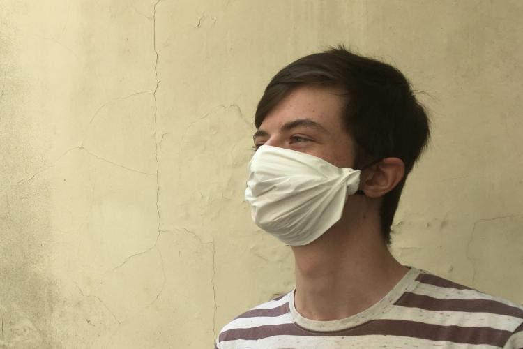 Adolescent portant un masque. Crédit : Fondation Sanofi Espoir