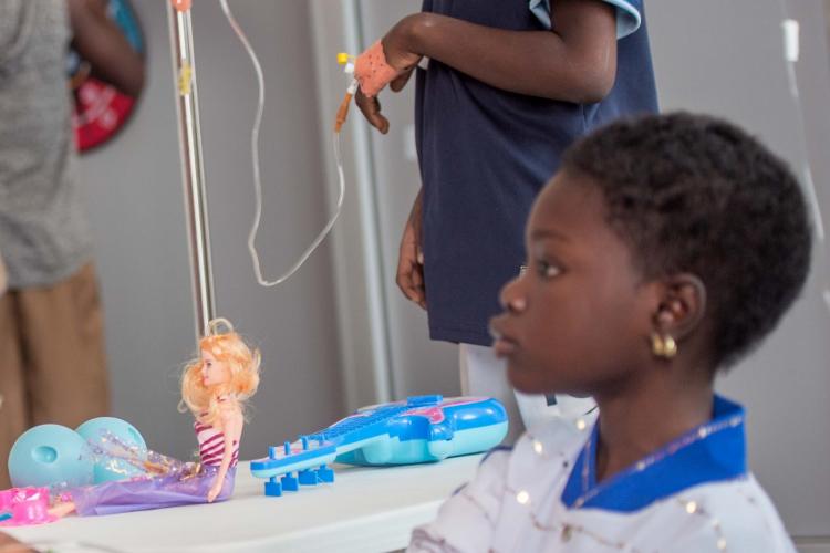 Enfants recevant des soins en Afrique. Crédit Stéphane Bot
