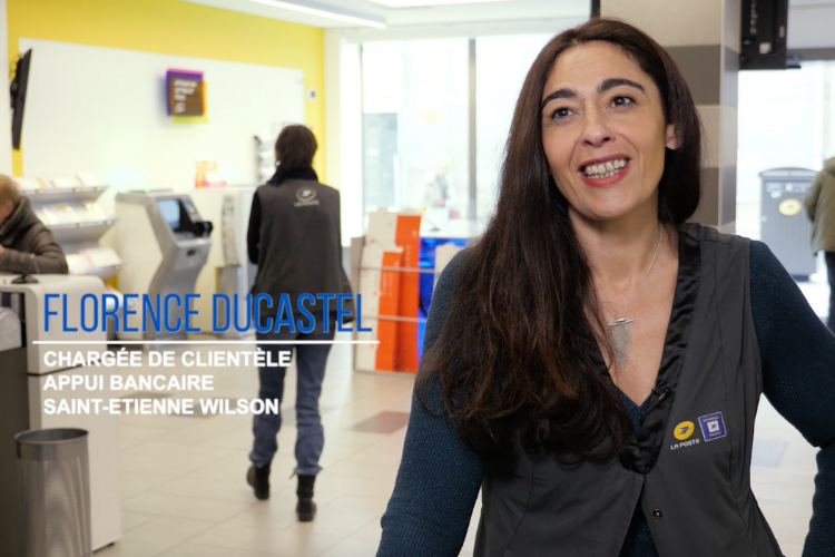 Florence Ducastel, guide et conseille les clients de La Poste dans leur usage des outils numériques.